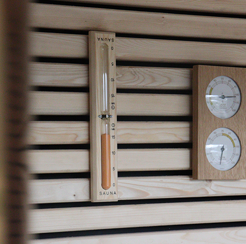 Teplomer a stupnica teploty na novej drevenej saune v prírode.